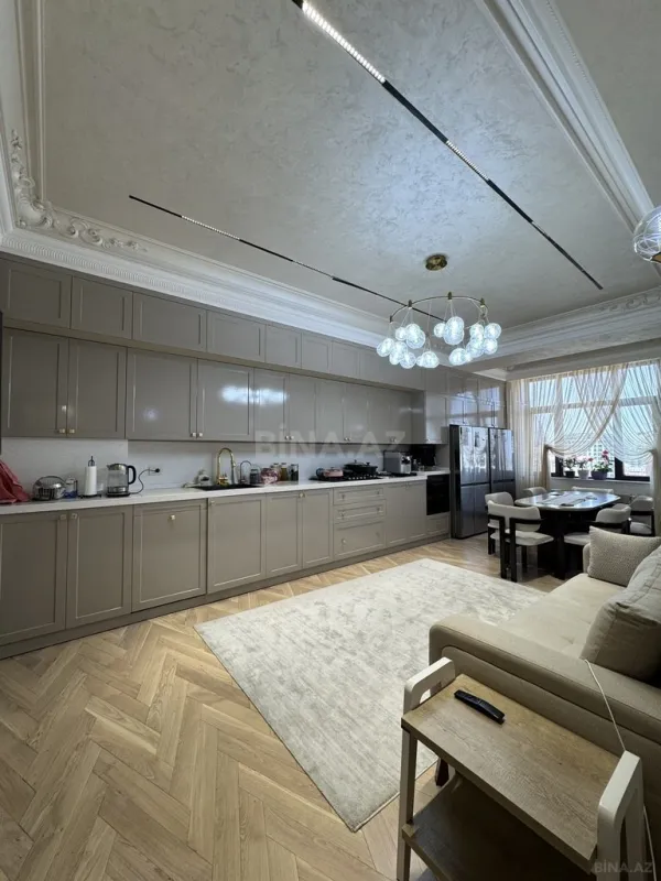 Satılır 7 otaqlı mənzil 220 m²