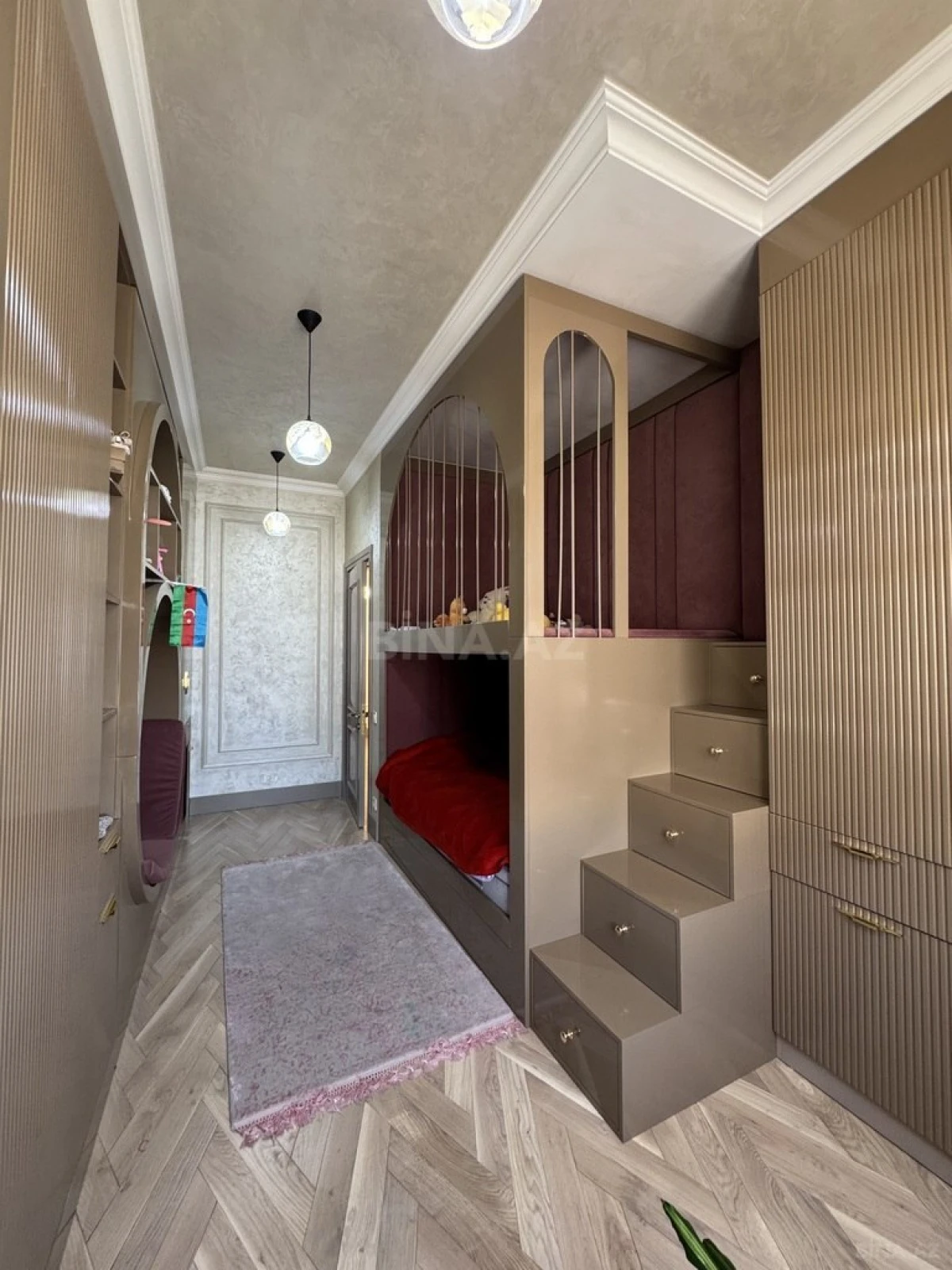 Satılır 7 otaqlı mənzil 220 m²