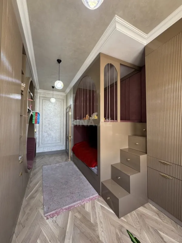 Satılır 7 otaqlı mənzil 220 m²