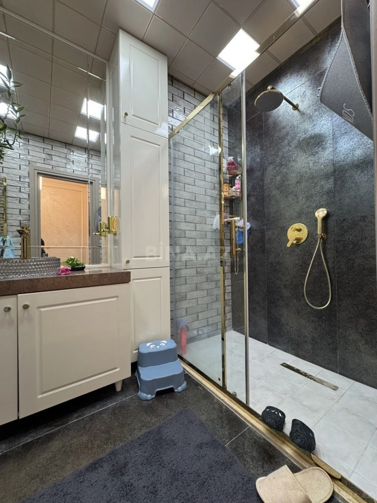 Satılır 7 otaqlı mənzil 220 m²