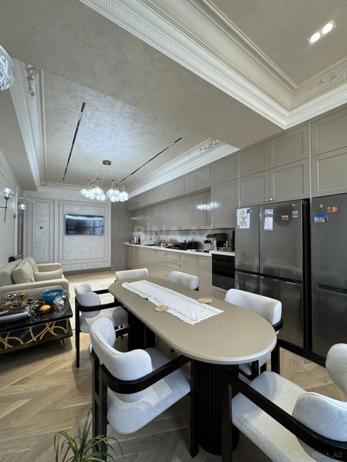 Satılır 7 otaqlı mənzil 220 m²