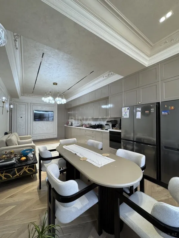 Satılır 7 otaqlı mənzil 220 m²