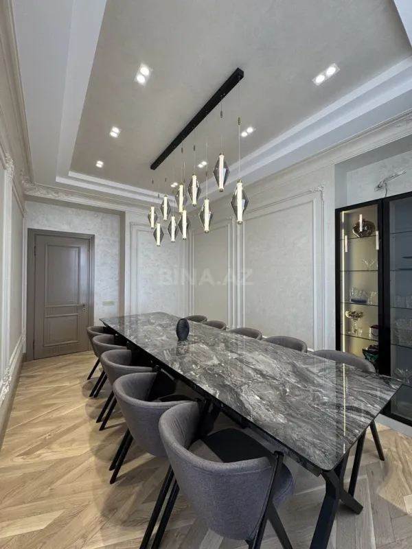 Satılır 7 otaqlı mənzil 220 m²