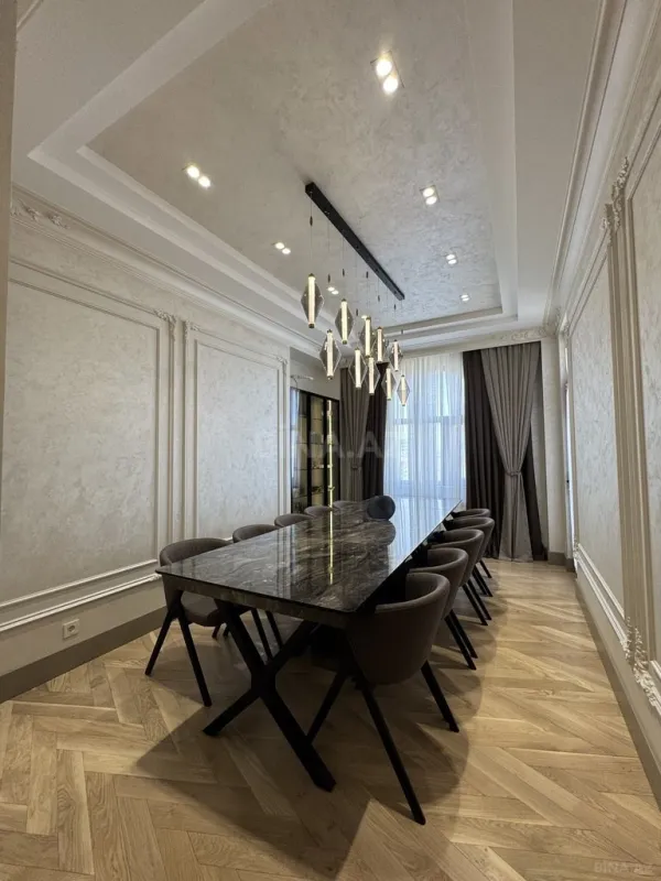 Satılır 7 otaqlı mənzil 220 m²