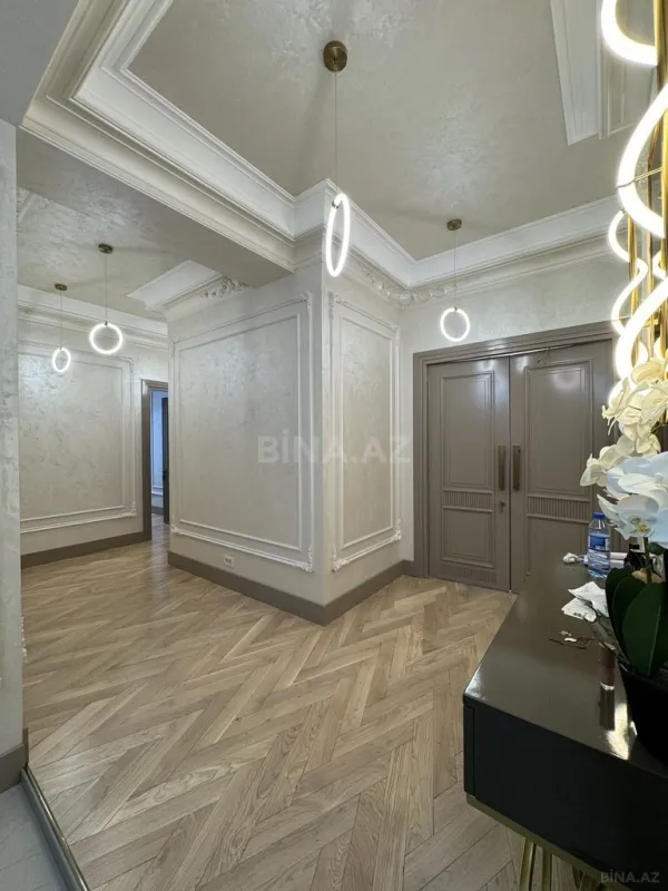 Satılır 7 otaqlı mənzil 220 m²