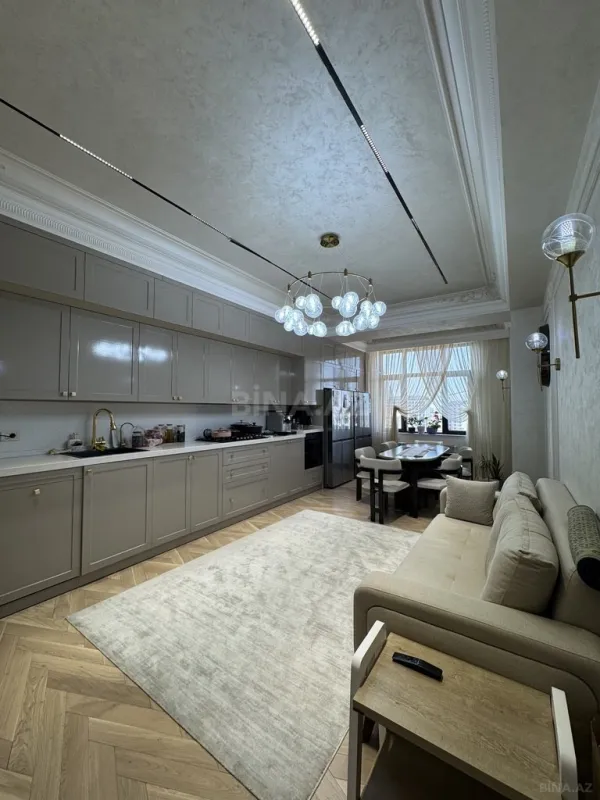 Satılır 7 otaqlı mənzil 220 m²