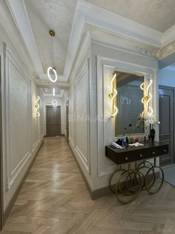 Satılır 7 otaqlı mənzil 220 m²