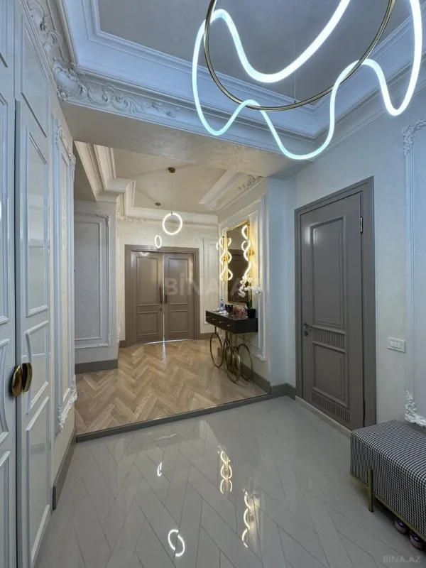 Satılır 7 otaqlı mənzil 220 m²