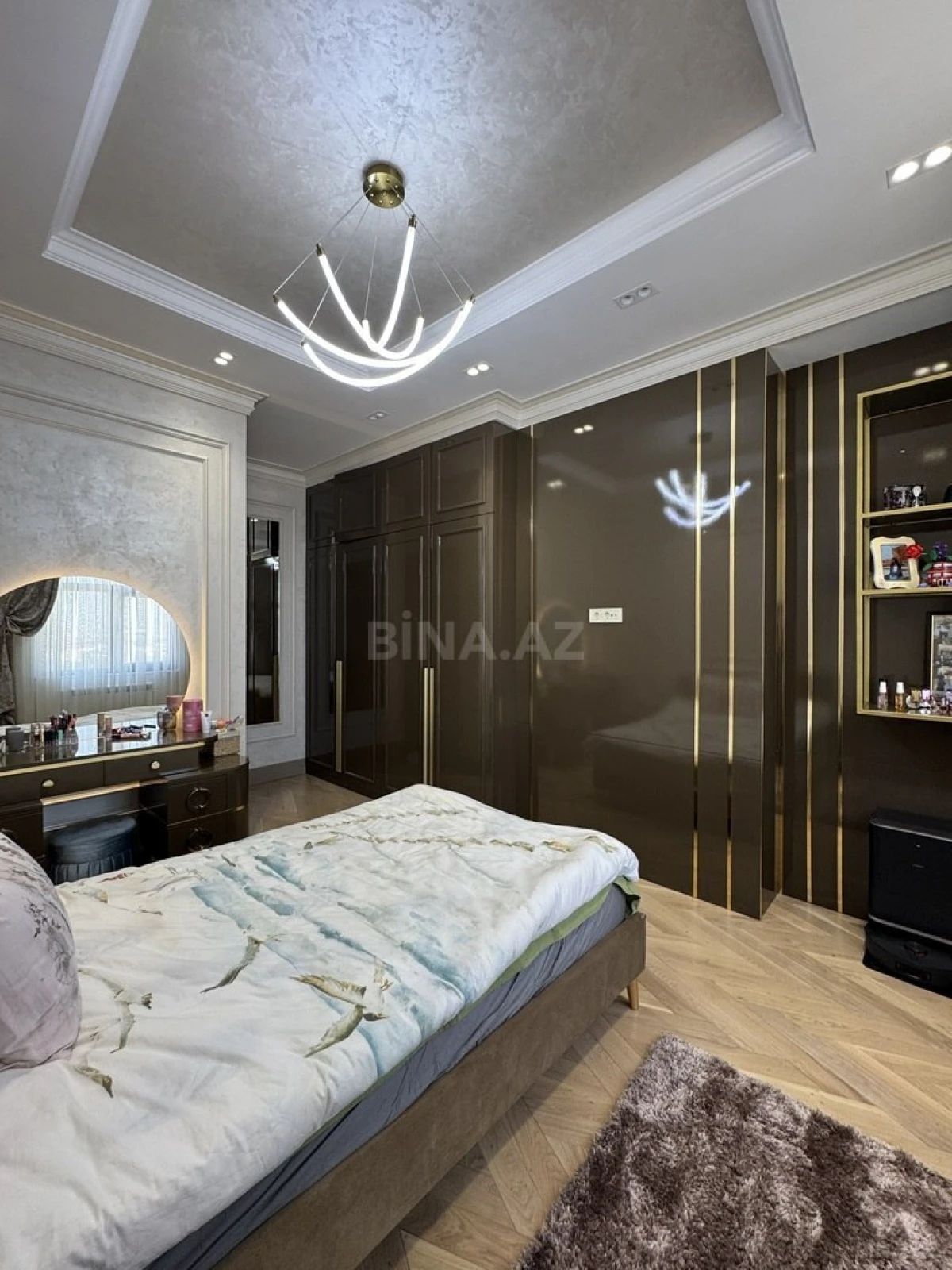 Satılır 7 otaqlı mənzil 220 m²