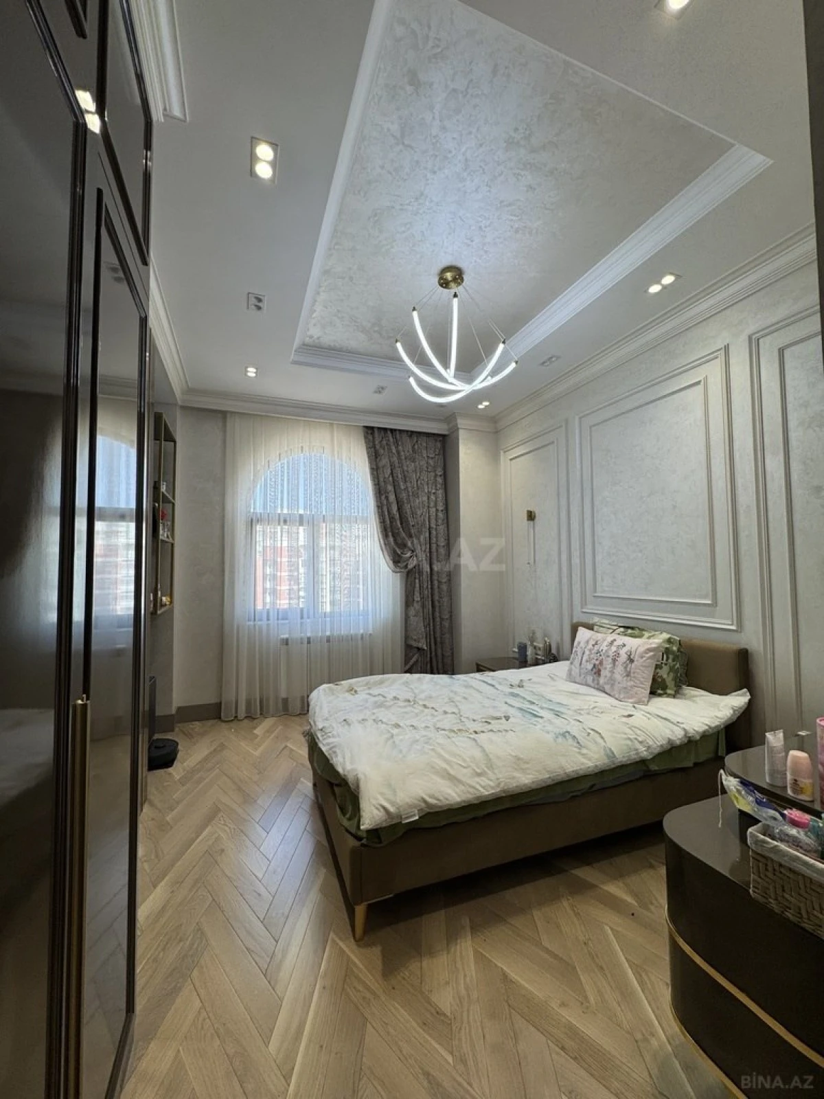 Satılır 7 otaqlı mənzil 220 m²