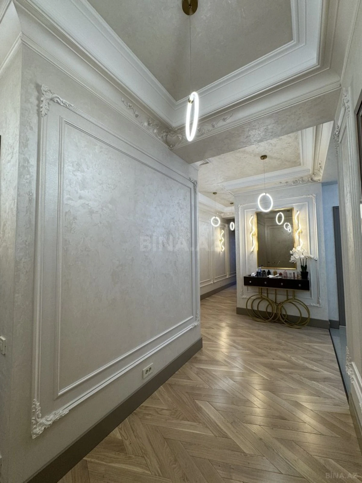 Satılır 7 otaqlı mənzil 220 m²