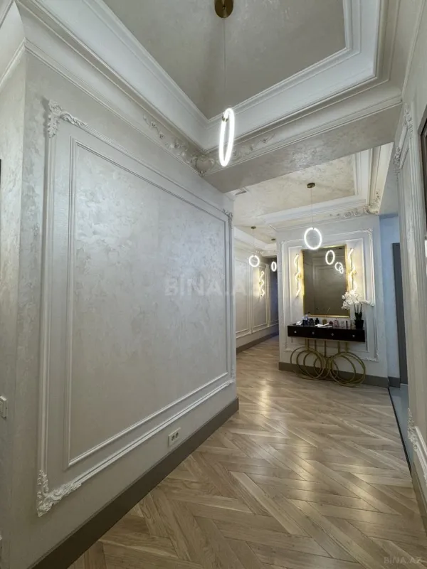 Satılır 7 otaqlı mənzil 220 m²