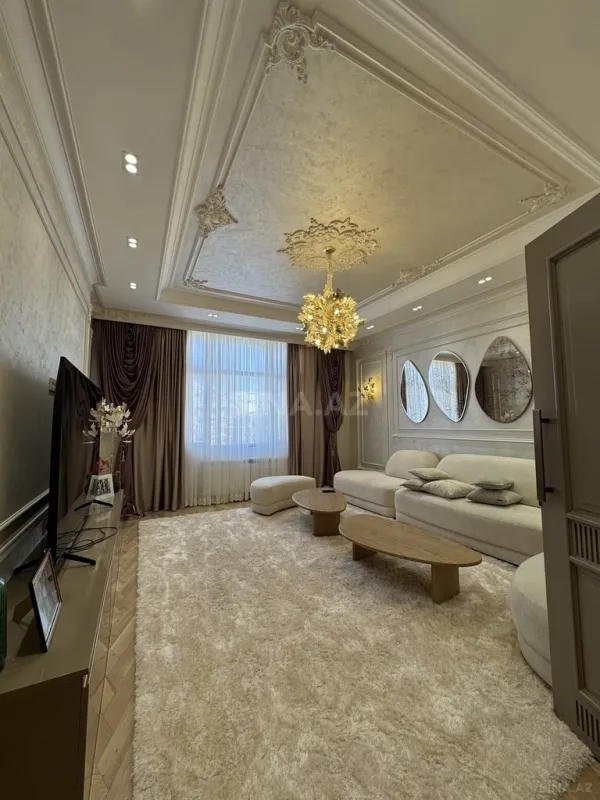 Satılır 7 otaqlı mənzil 220 m²