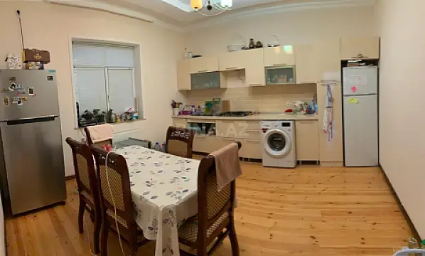 Satılır 6 otaqlı həyət evi 240 m²