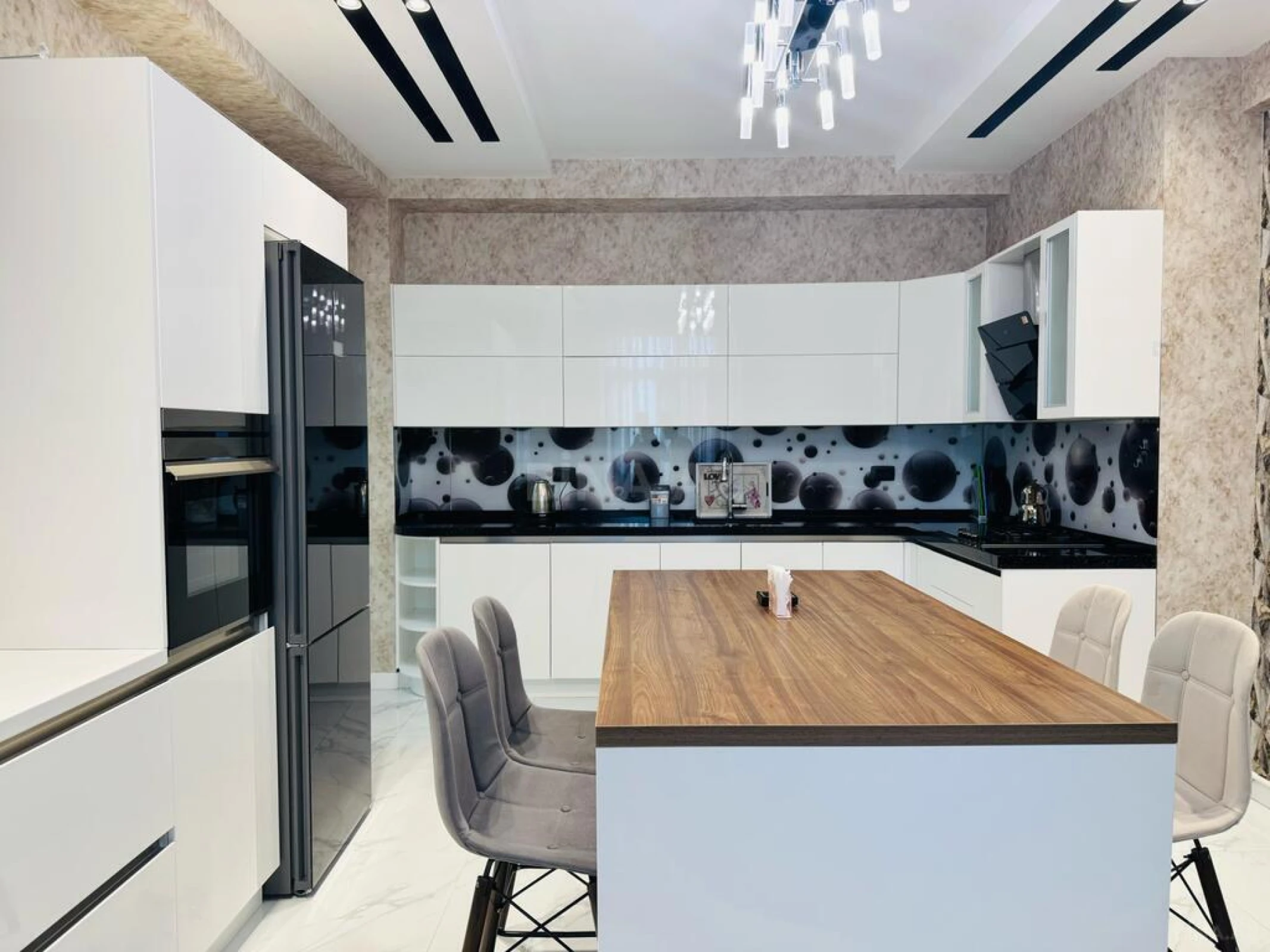 Kirayə verilir 3 otaqlı mənzil 130 m²