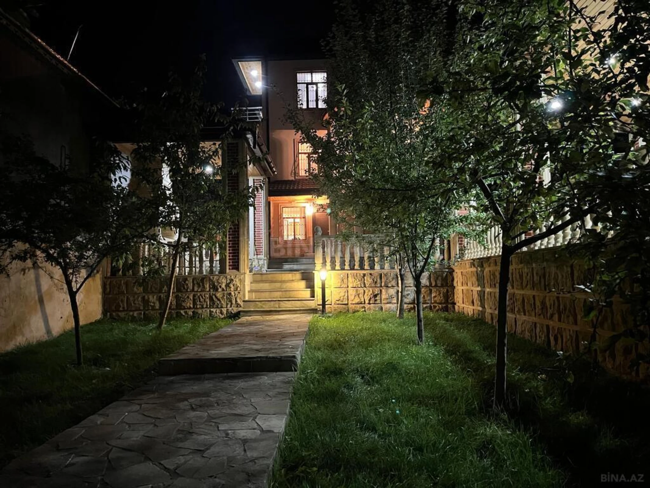 Satılır 7 otaqlı həyət evi 250 m²