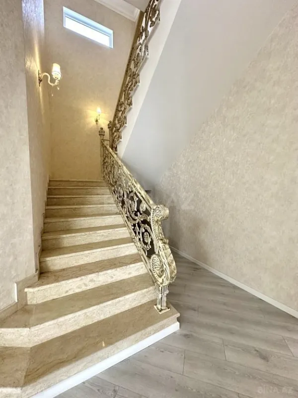 Satılır 5 otaqlı həyət evi 210 m²