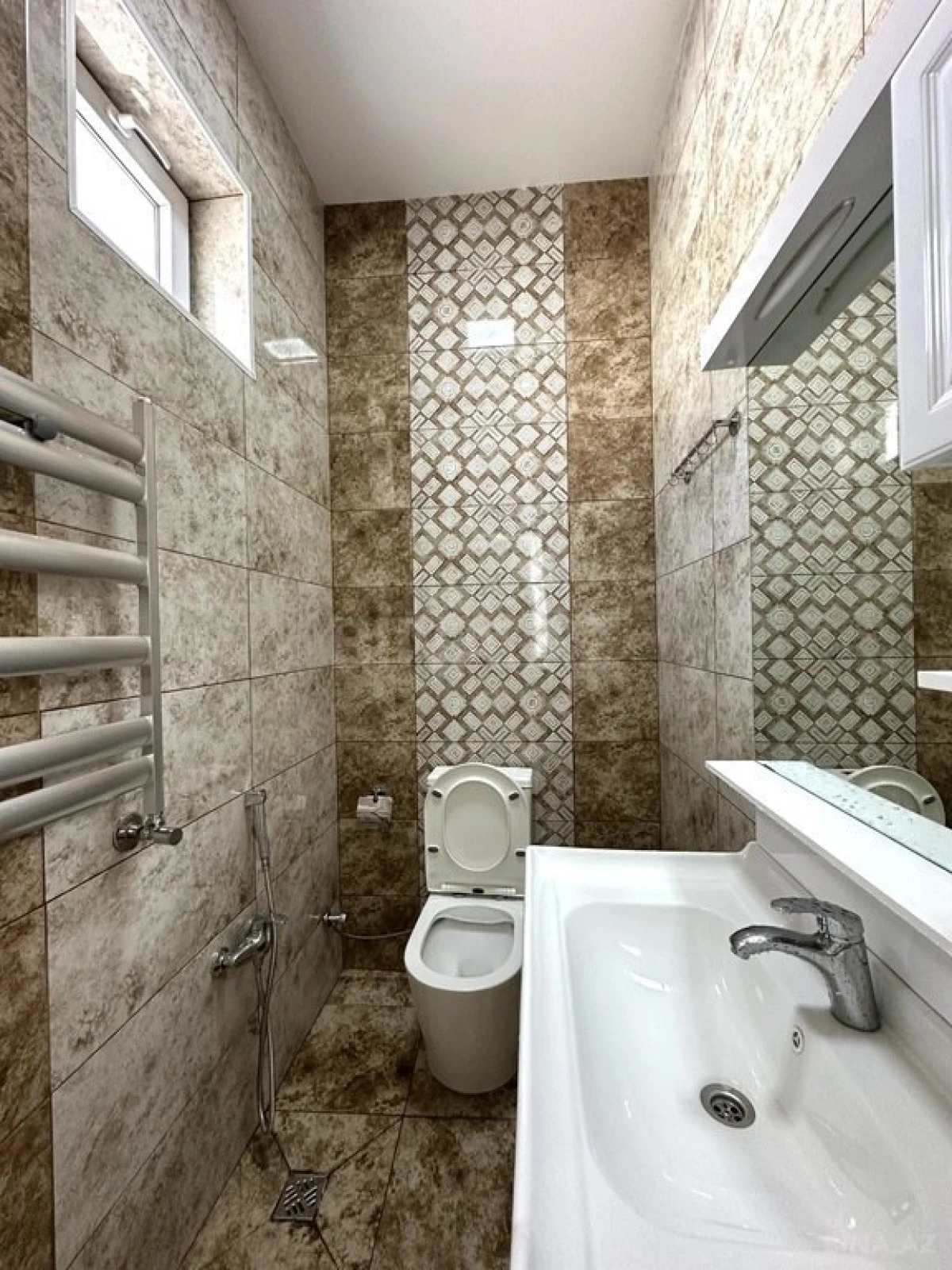 Satılır 5 otaqlı həyət evi 210 m²