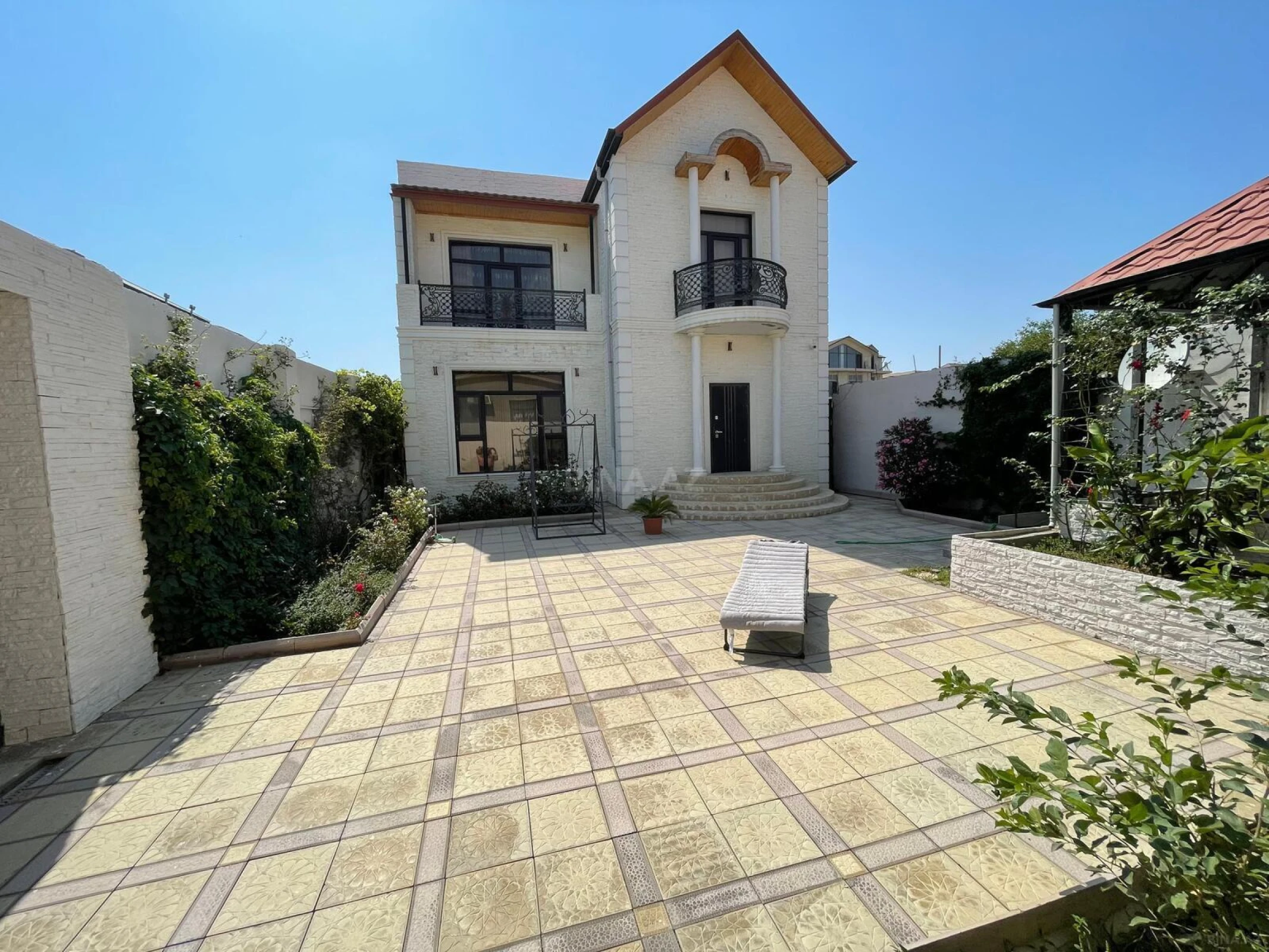 Satılır 4 otaqlı həyət evi 240 m²