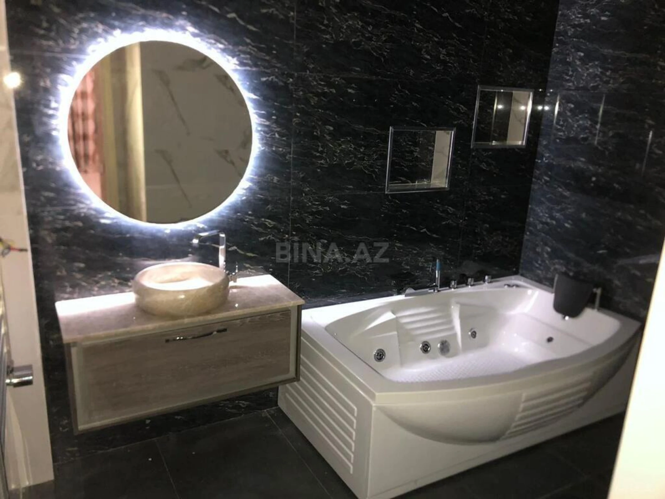 Satılır 4 otaqlı həyət evi 240 m²