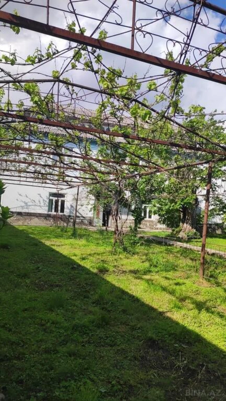 Satılır 8 otaqlı həyət evi 450 m²