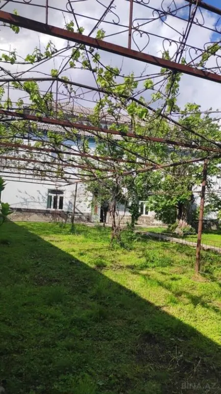 Satılır 8 otaqlı həyət evi 450 m²