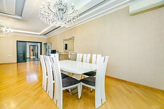 Kirayə verilir 4 otaqlı mənzil 200 m²