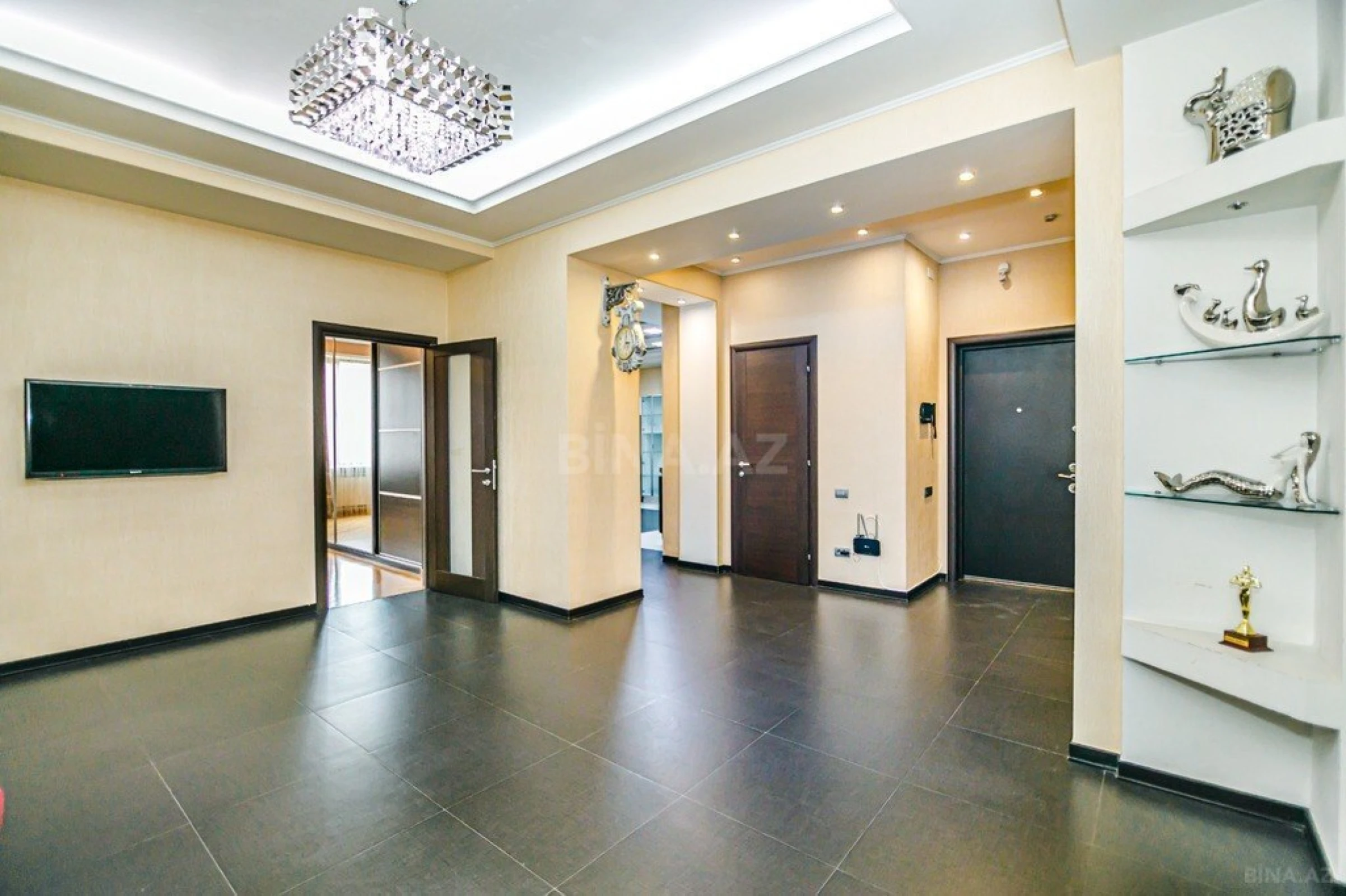 Kirayə verilir 4 otaqlı mənzil 200 m²