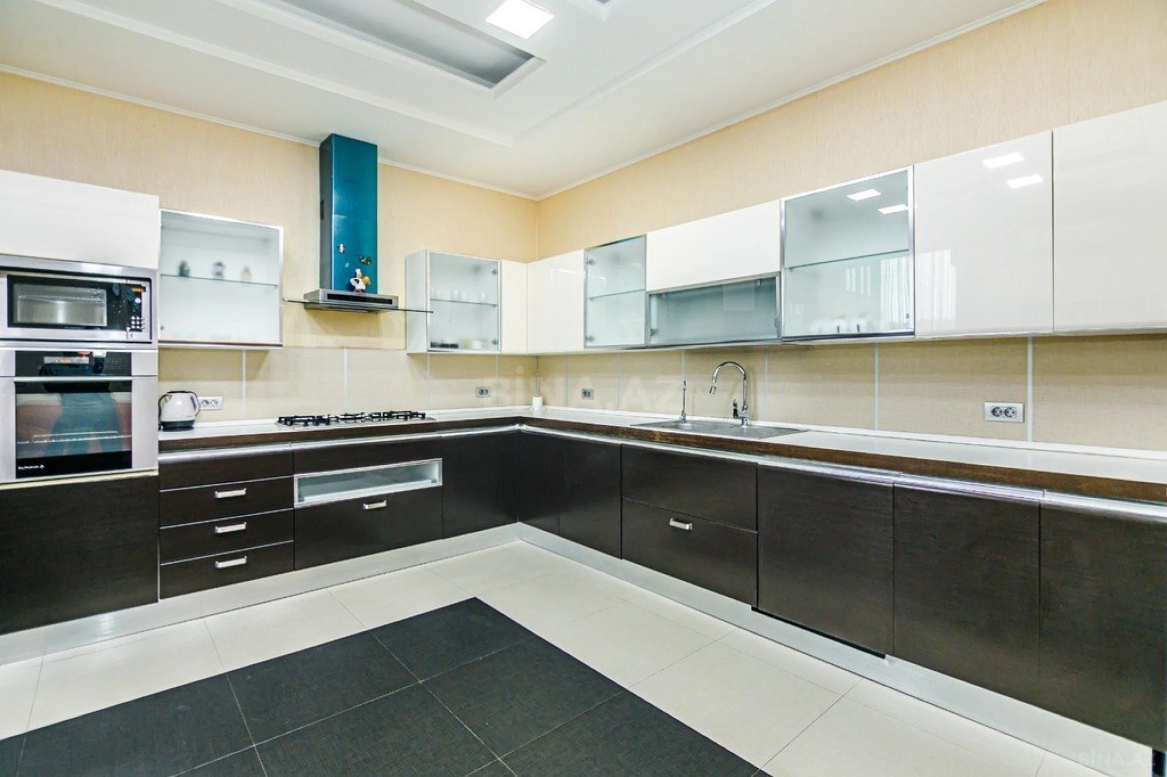 Kirayə verilir 4 otaqlı mənzil 200 m²