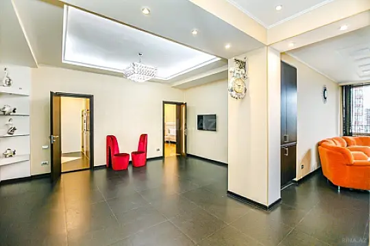 Kirayə verilir 4 otaqlı mənzil 200 m²