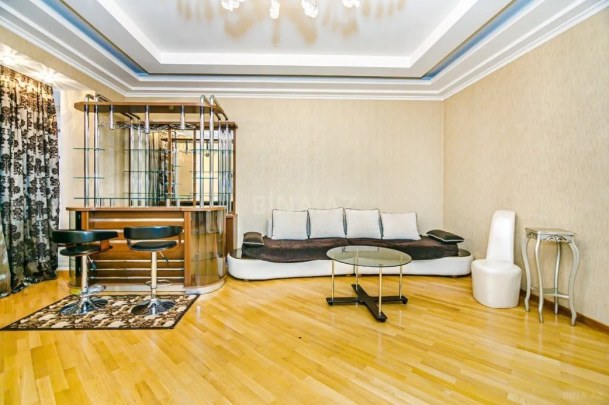 Kirayə verilir 4 otaqlı mənzil 200 m²