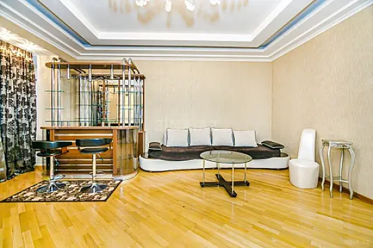 Kirayə verilir 4 otaqlı mənzil 200 m²