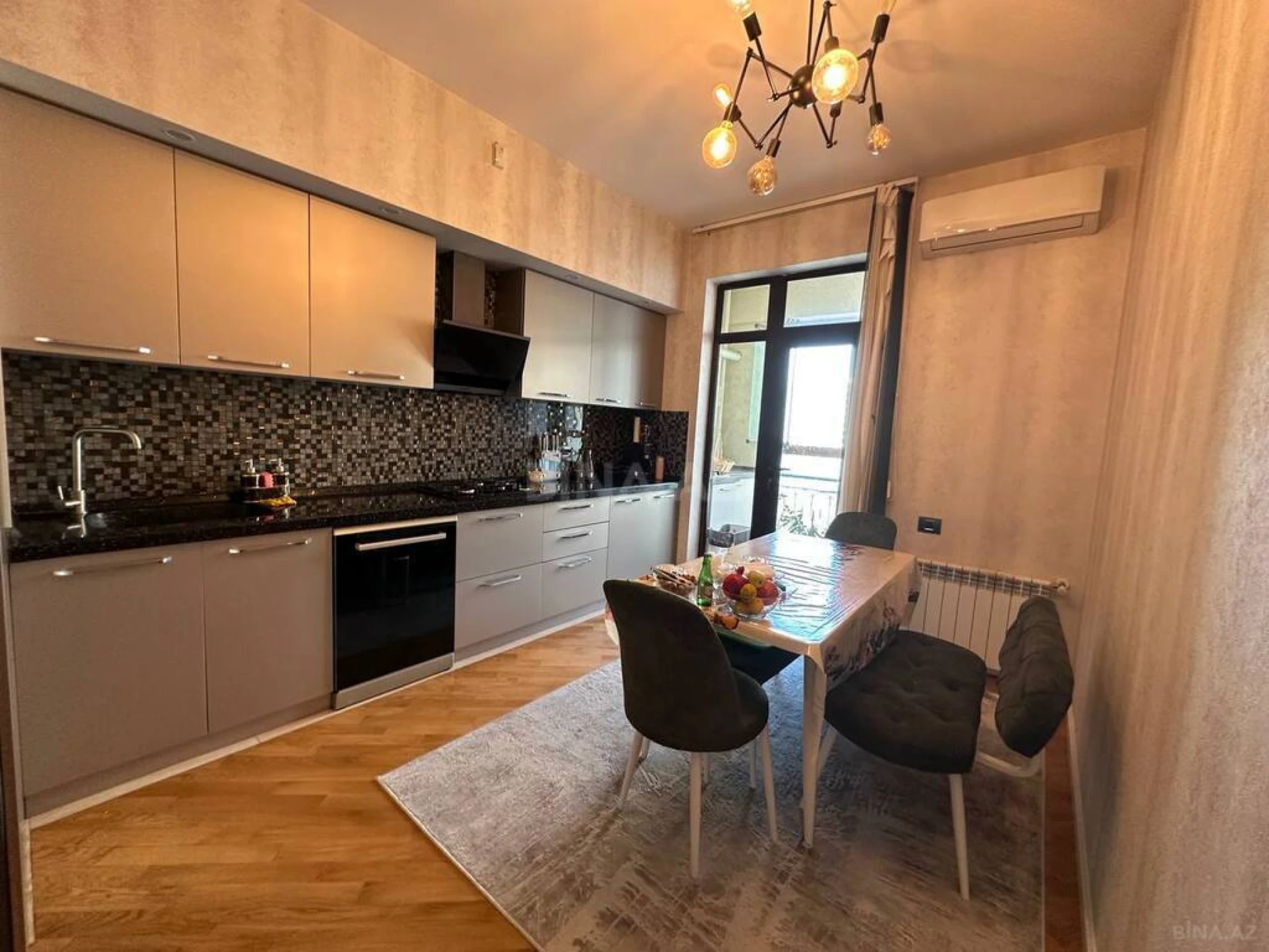Satılır 4 otaqlı mənzil 140 m²