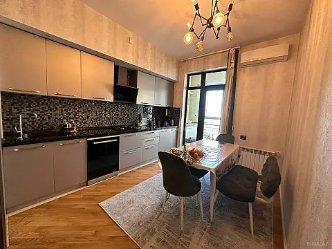 Satılır 4 otaqlı mənzil 140 m²