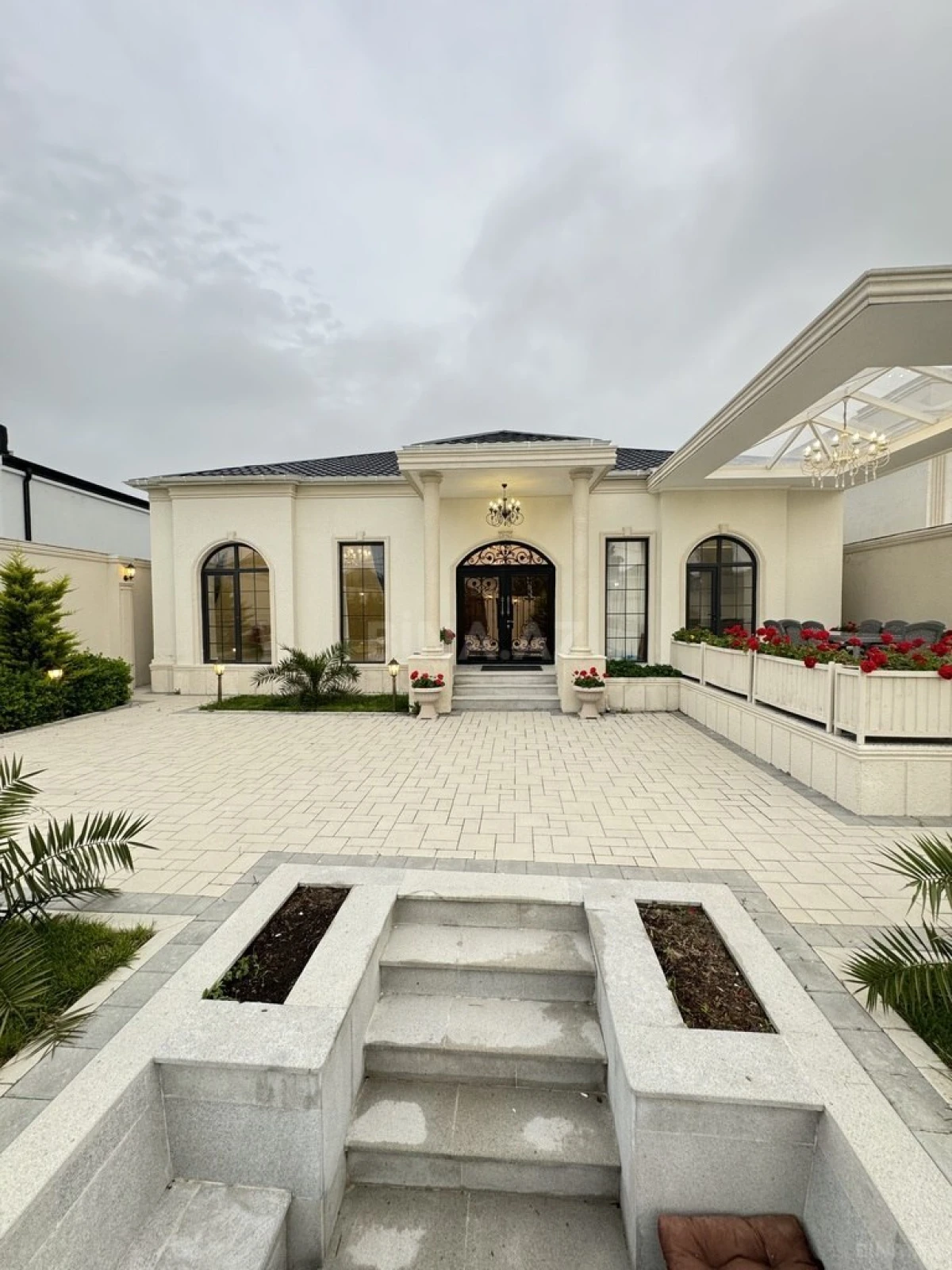 Satılır 5 otaqlı həyət evi 220 m²