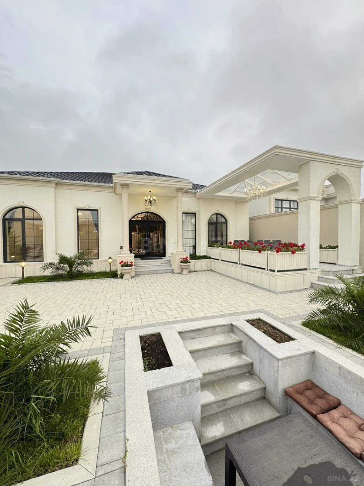 Satılır 5 otaqlı həyət evi 220 m²