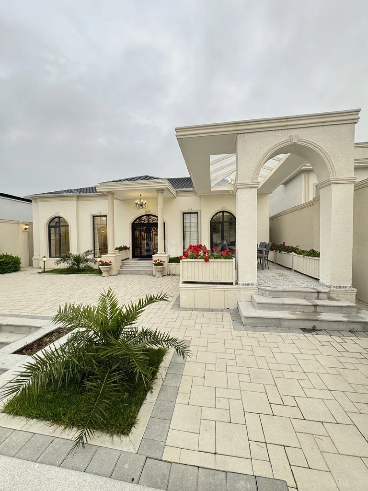 Satılır 5 otaqlı həyət evi 220 m²