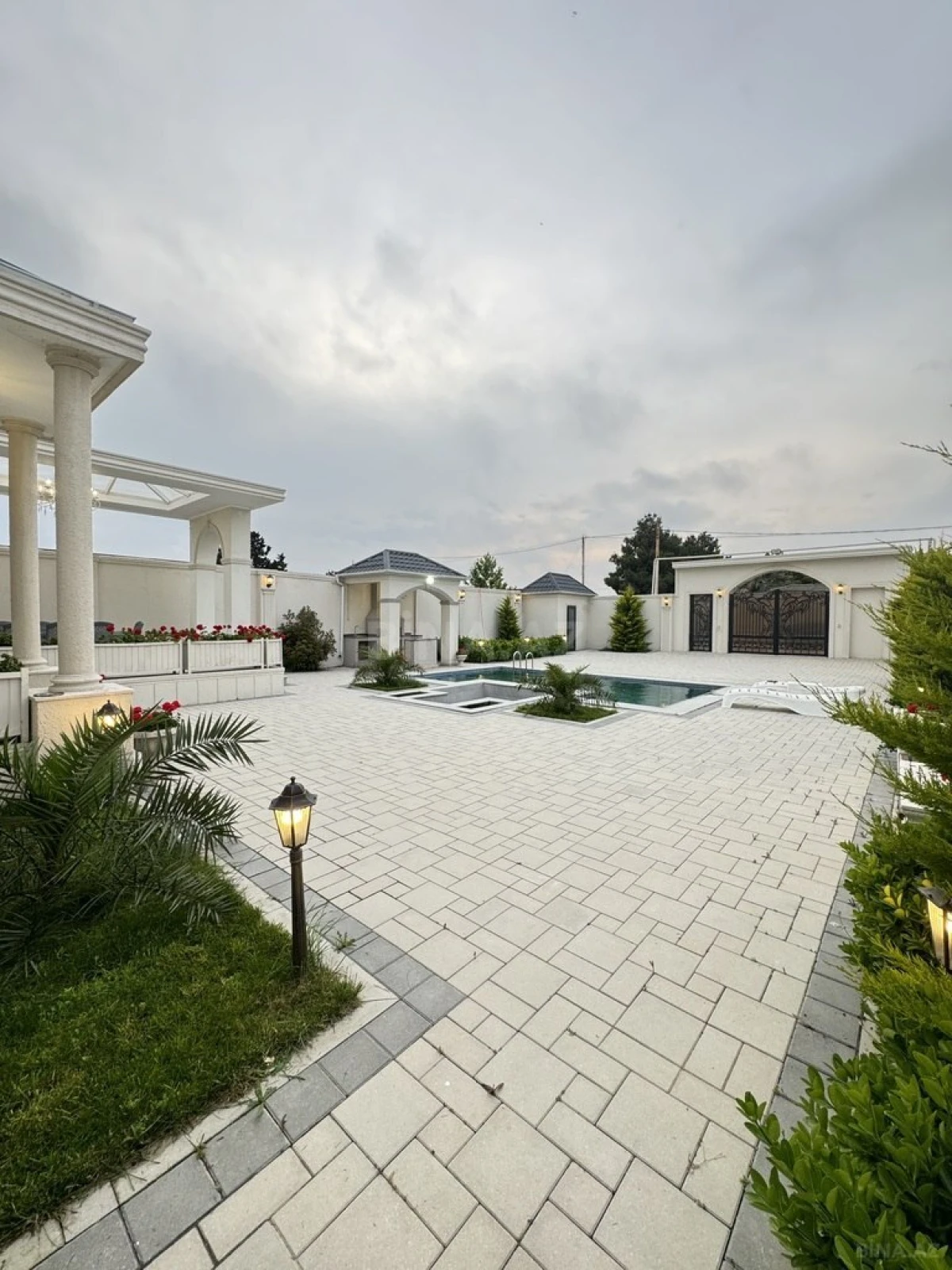 Satılır 5 otaqlı həyət evi 220 m²