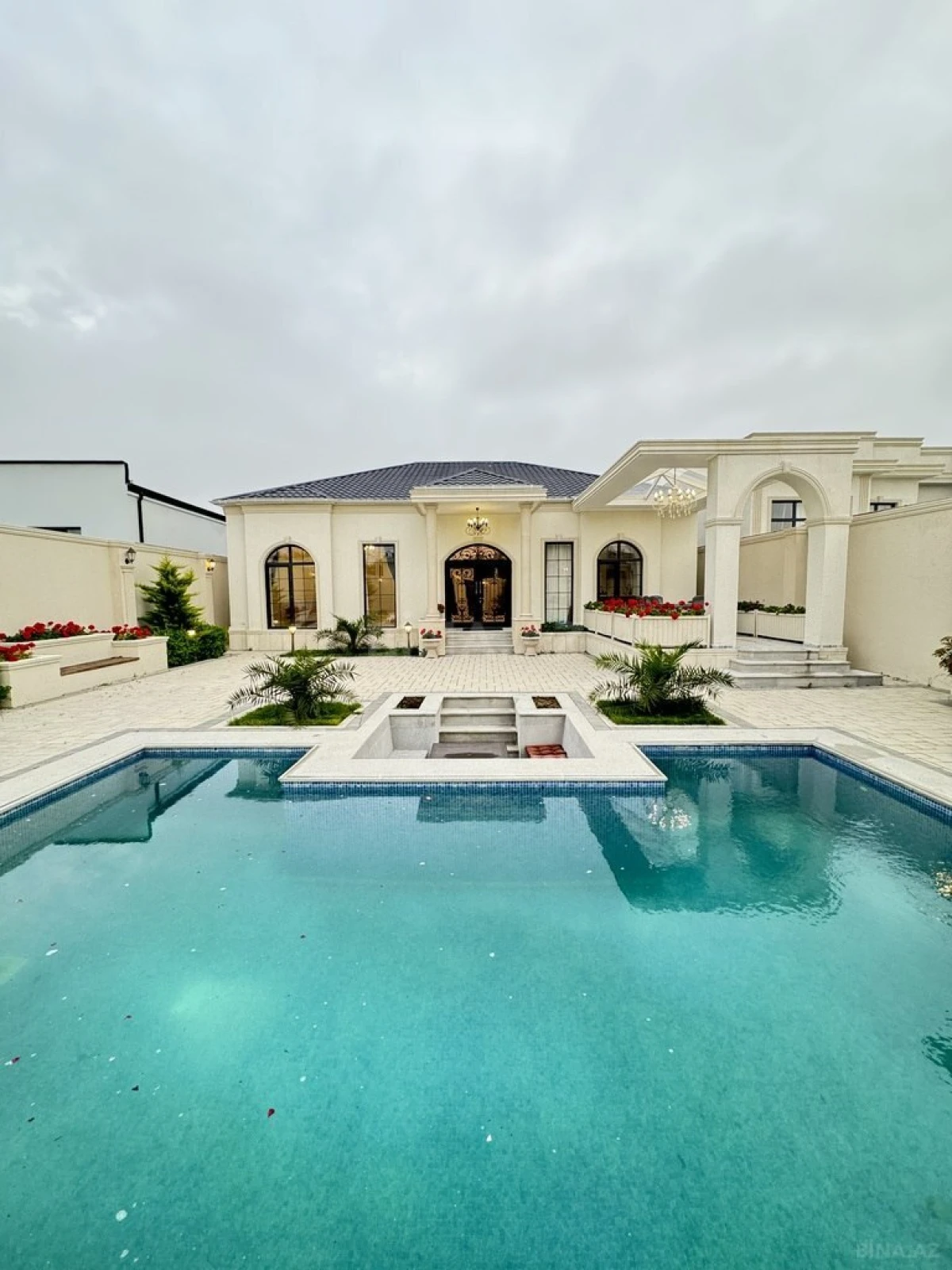 Satılır 5 otaqlı həyət evi 220 m²