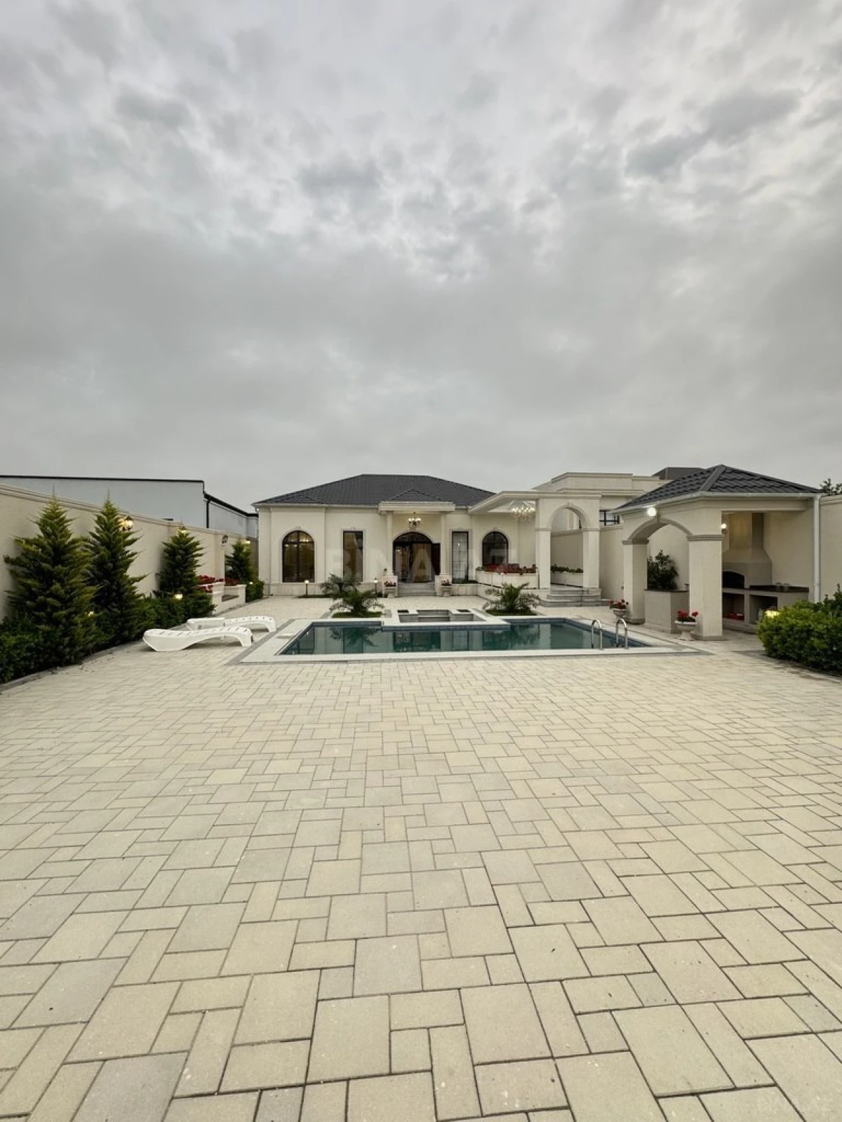 Satılır 5 otaqlı həyət evi 220 m²