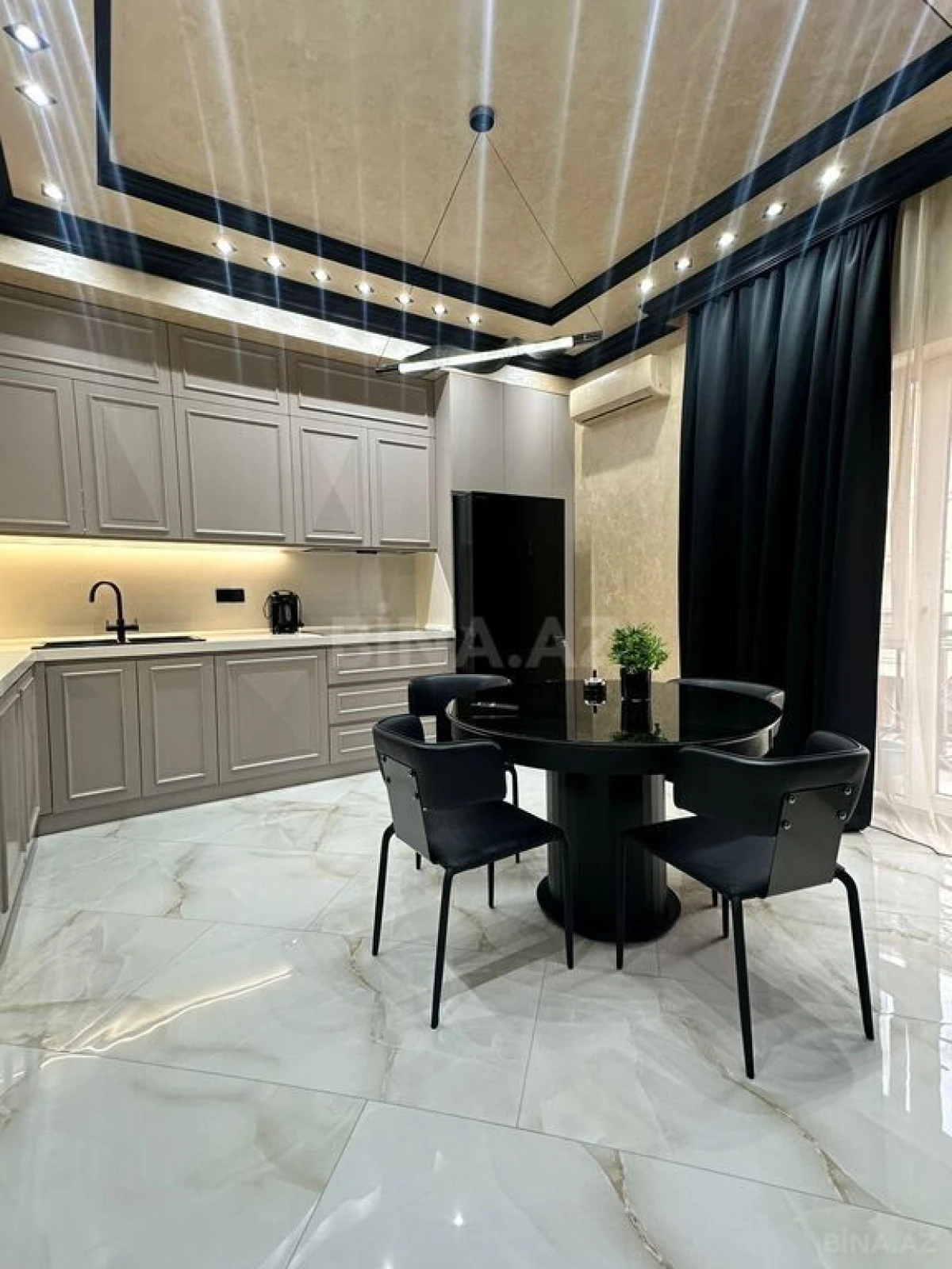 Satılır 3 otaqlı mənzil 140 m²