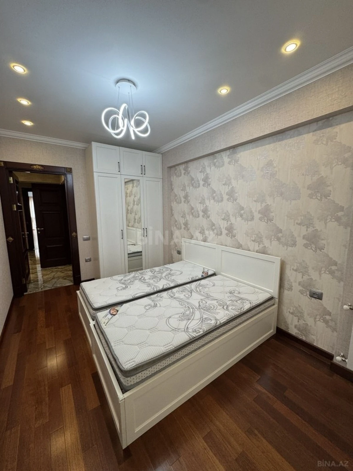 Satılır 3 otaqlı mənzil 145 m²