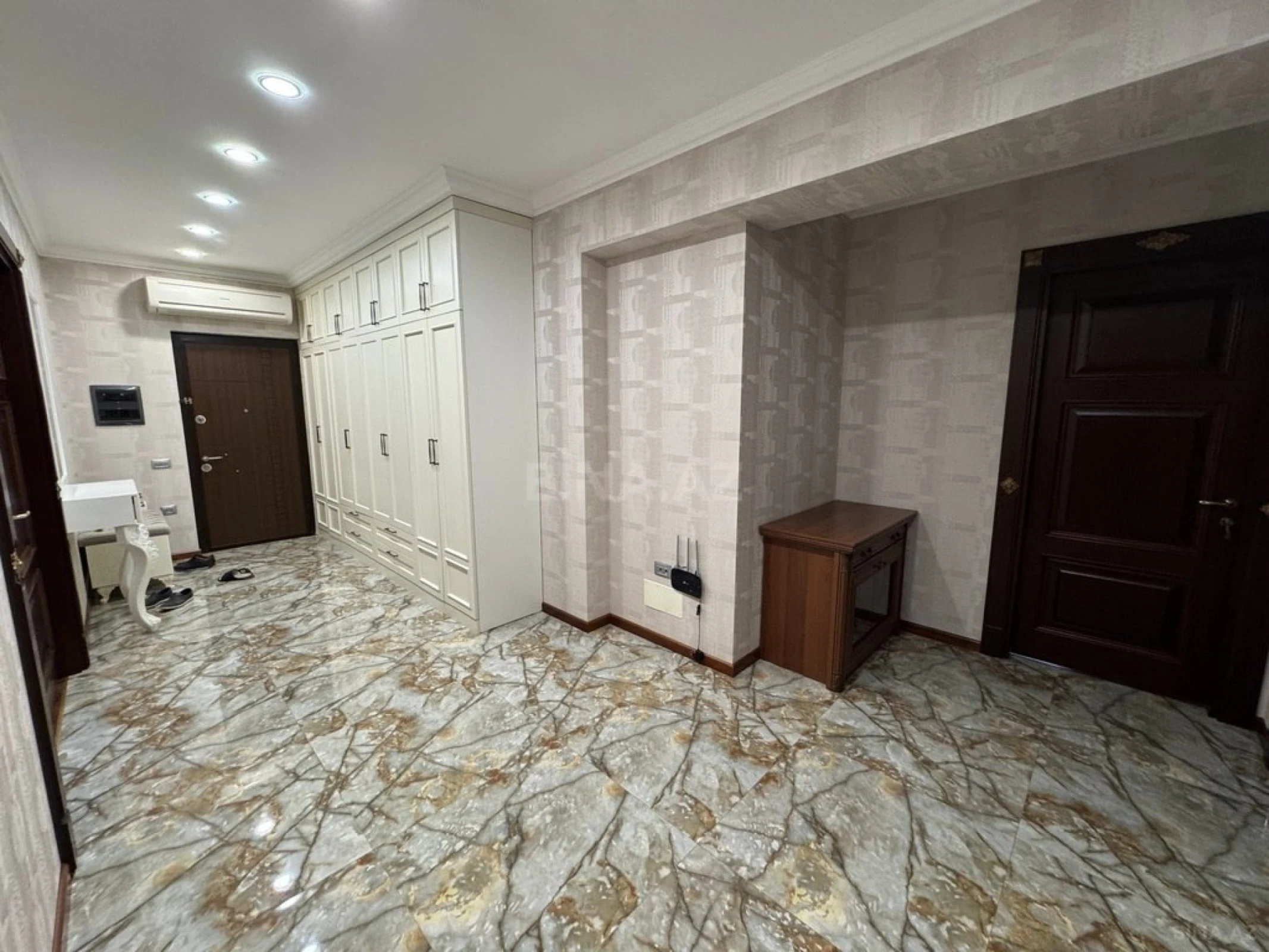 Satılır 3 otaqlı mənzil 145 m²