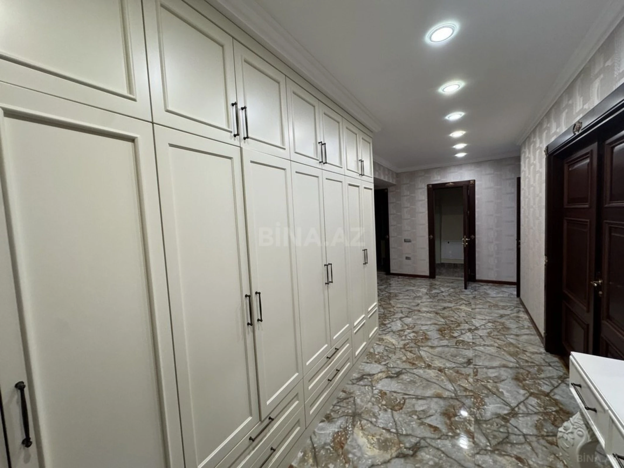 Satılır 3 otaqlı mənzil 145 m²