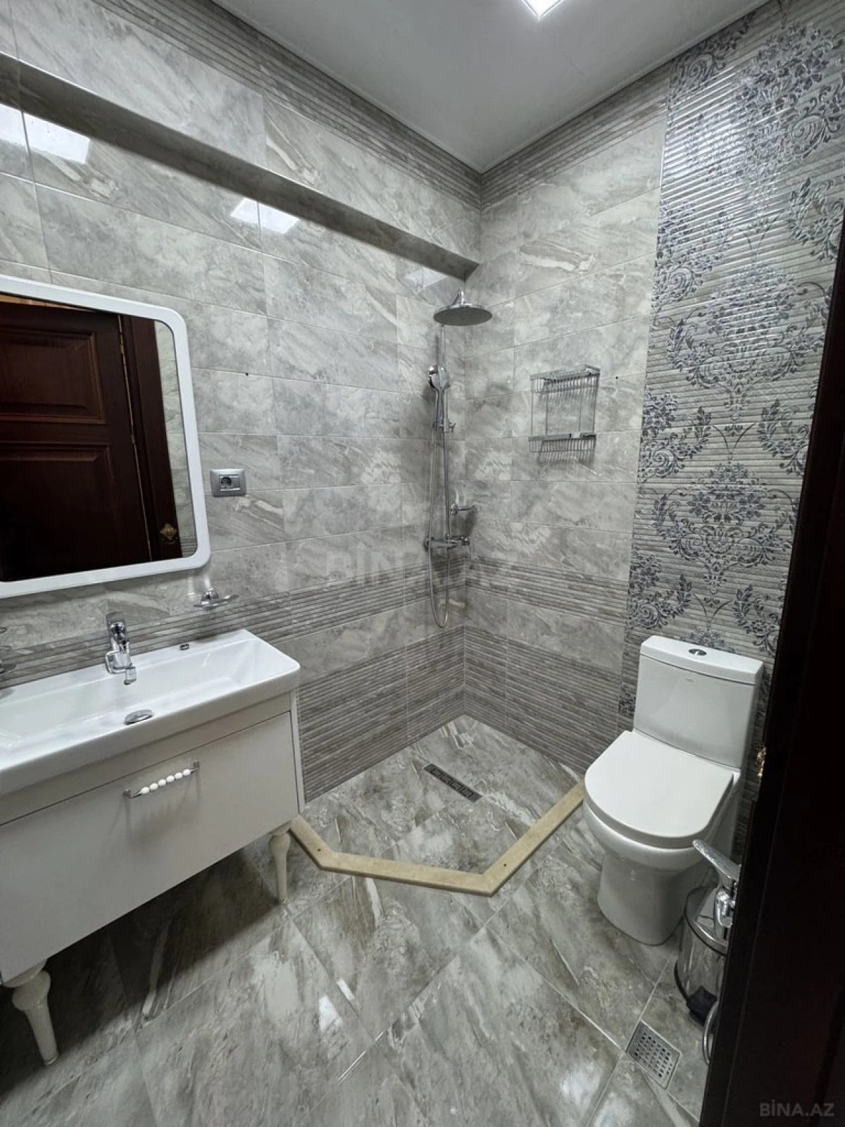 Satılır 3 otaqlı mənzil 145 m²