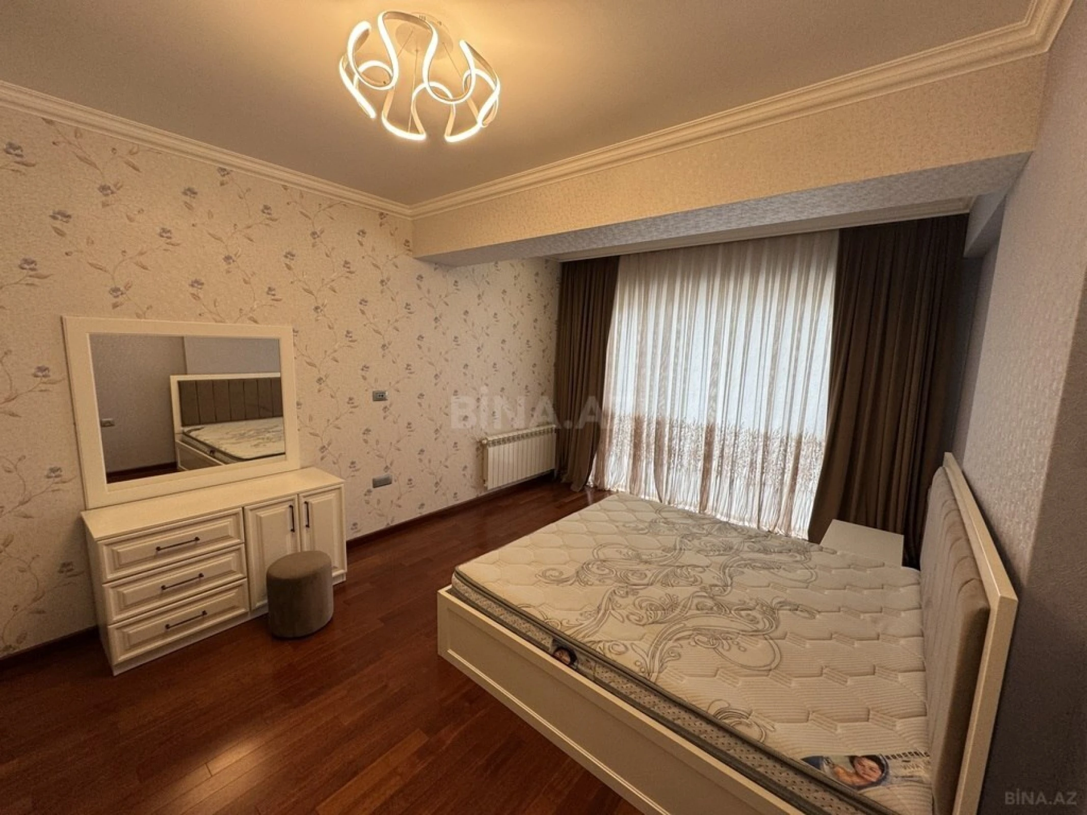Satılır 3 otaqlı mənzil 145 m²