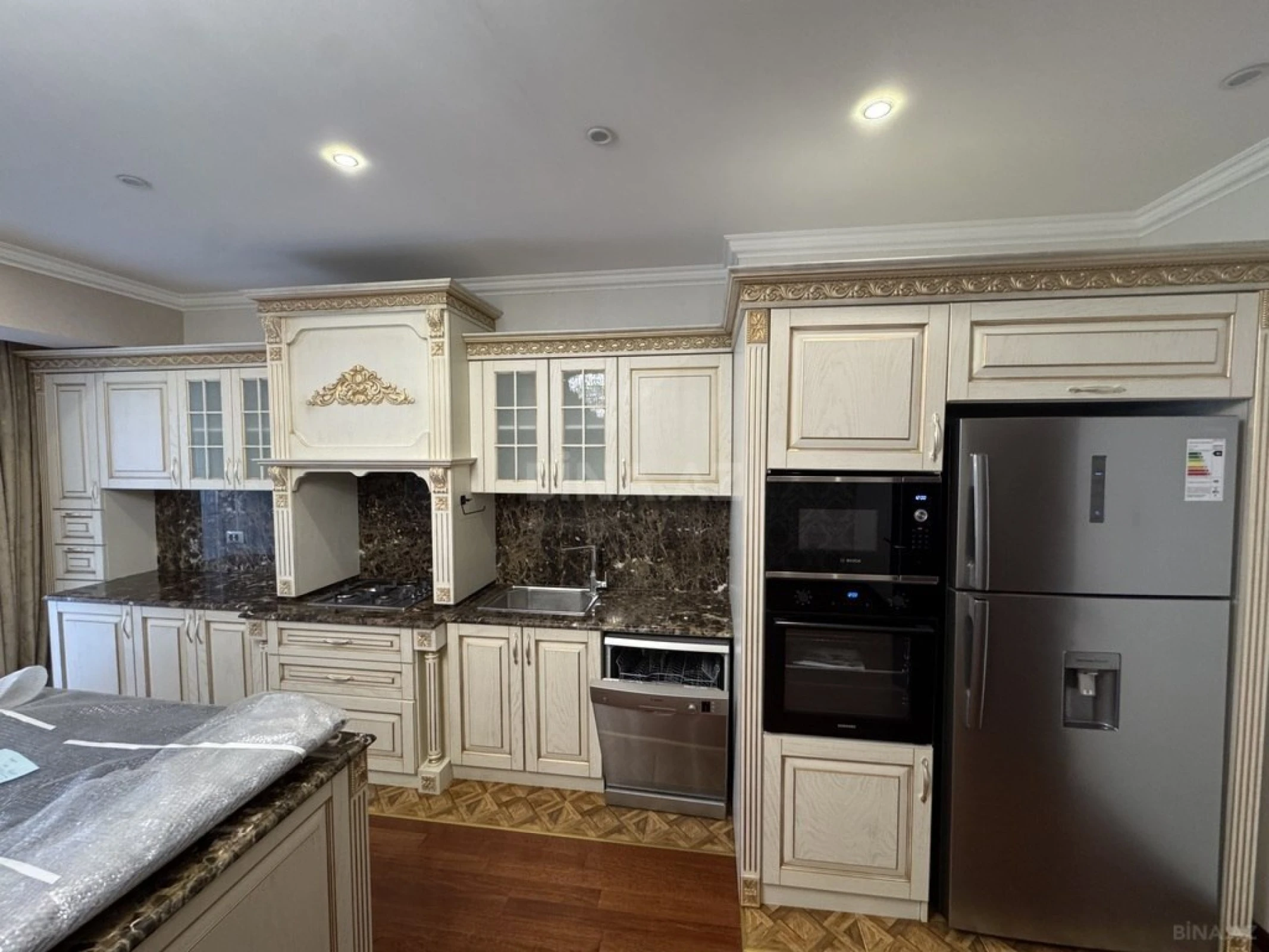 Satılır 3 otaqlı mənzil 145 m²