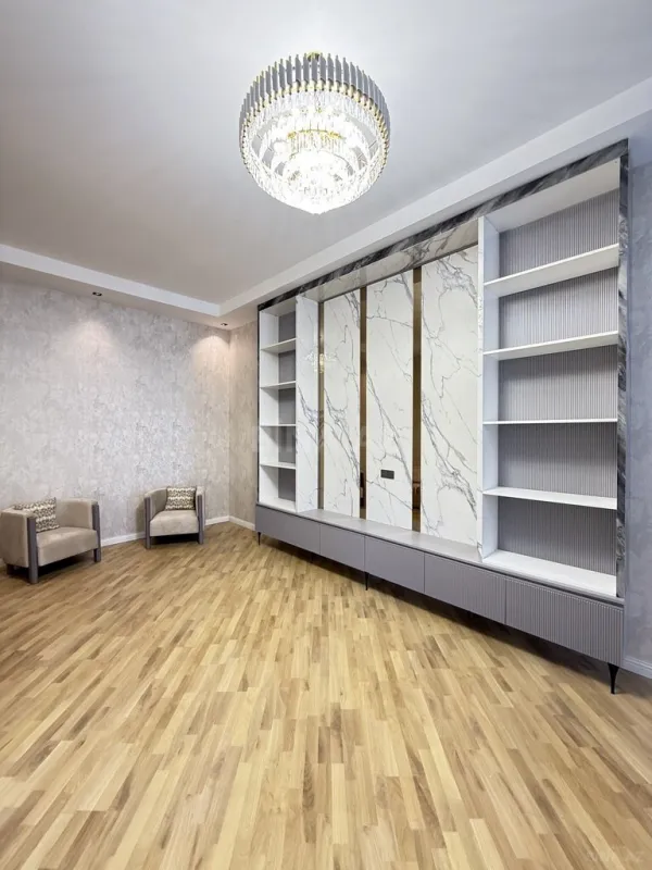 Satılır 5 otaqlı həyət evi 300 m²