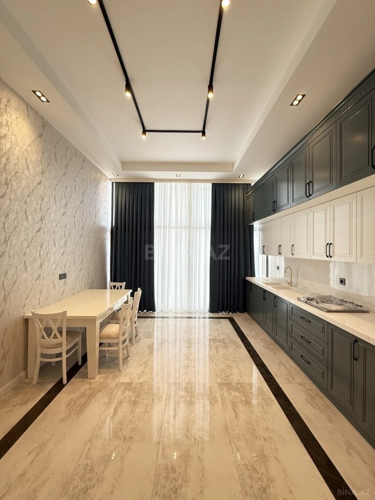 Satılır 5 otaqlı həyət evi 300 m²