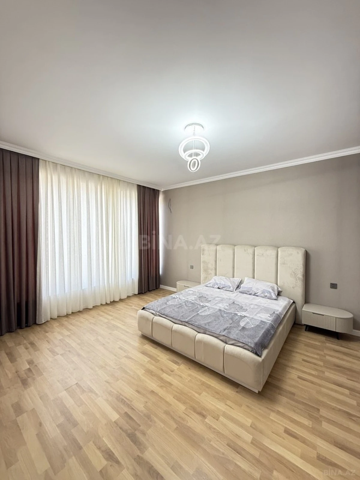Satılır 5 otaqlı həyət evi 300 m²